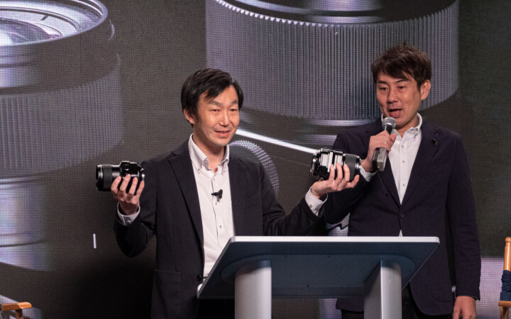 Yuji igarashi och Jun Watanabe från Fujifilm visar nyheter på Fujifilm X Summit 2022 i New York.
