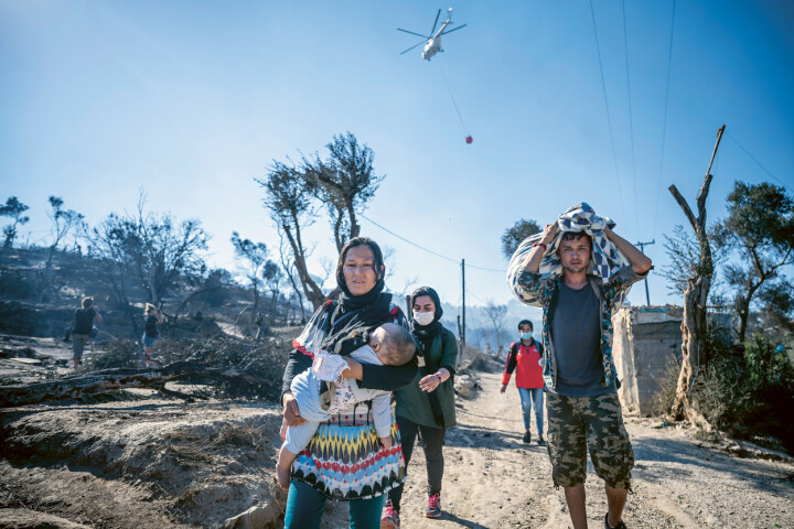 September 2020: Över en natt slukas Europas värsta flyktingläger Moria i en anlagd brand. 12000 människor blir hemlösa, och de tvingas sova längs en landsväg på Lesbos, omringad av poliser och arg lokalbefolkning. Två dagar efter pågår släckningsarbetet fortfarande.