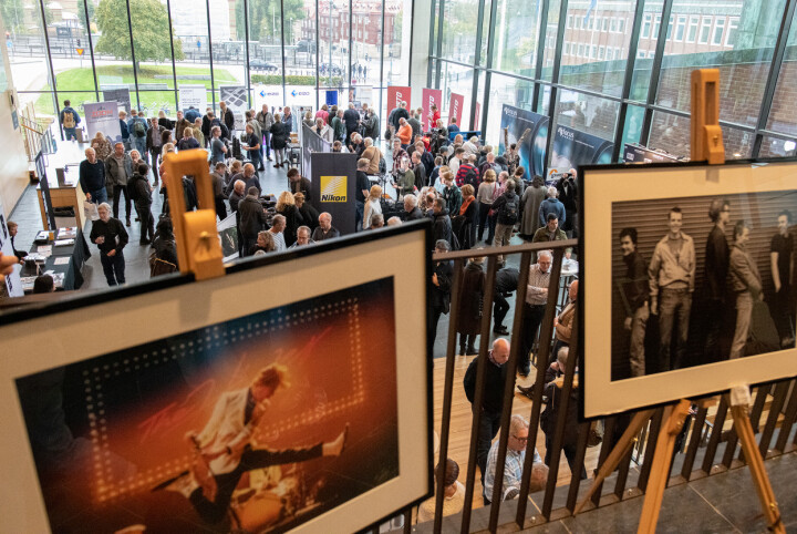 Göteborgs Fotodag 2019 på Chalmers, Göteborg. I förgrunden två av rockfotografen Danny Cliffords bilder från hans utställning 'Rock Stars don't Smile' som visades på Stockholms Fotodag 2019.