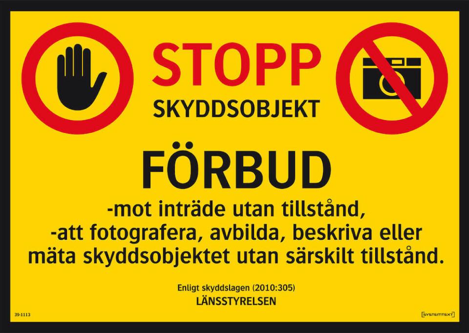Så här kan en modern förbudsskylt mot fotografering av skyddsobjekt se ut. Notera den överkryssade kamerasymbolen uppe till höger på skylten som krävs för just fotoförbud.
