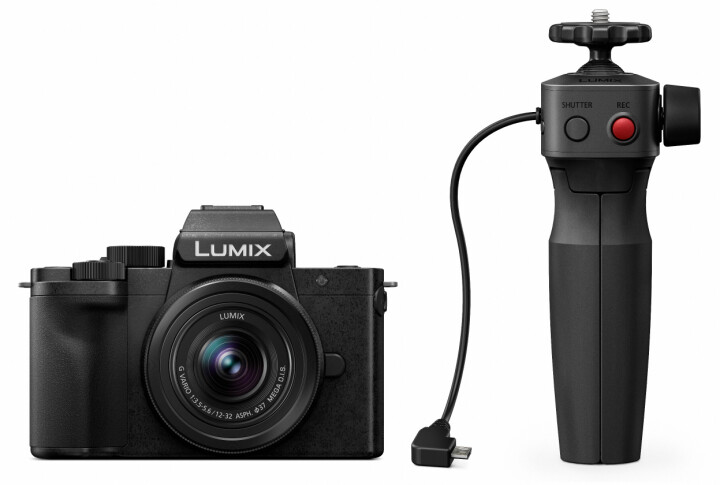 Panasonic Lumix G100 säljs i kit med 12-32mm-objektiv och handgrepp.
