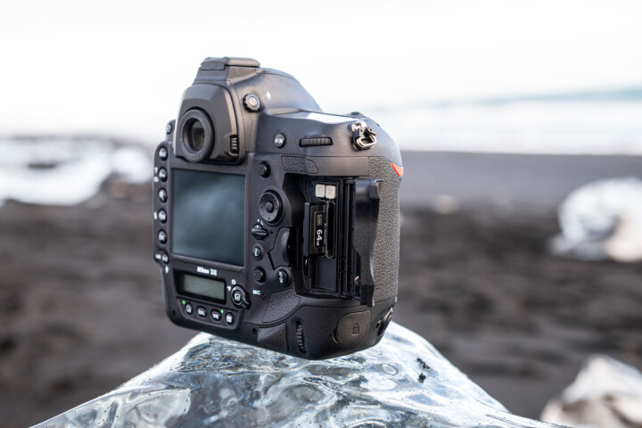 Nikon D6 har dubbla kortplatser, valbara mellan CFexpress (Typ B) eller XQD.