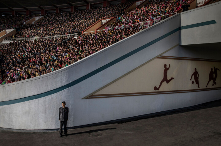 Pyong­yang, Nordkorea 2017. Publiken i den fullsatta Kim Il Sung-stadion väntar på startskottet för Pyongyang maraton. Foto: Roger Turesson