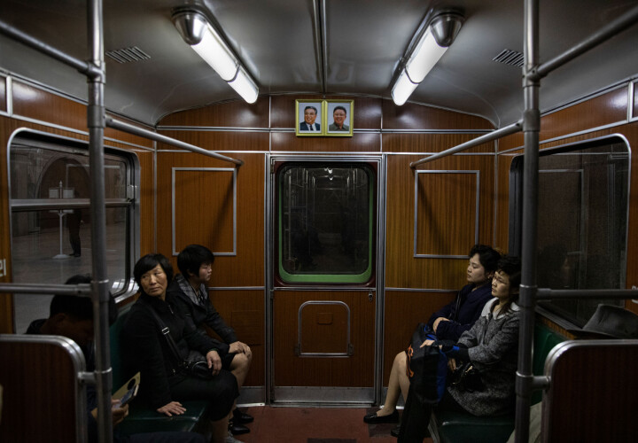 Roger har vid ett par tillfällen fått besöka Nordkorea för att göra reportage i DN. Bilden: Pyong­yang, Nordkorea 2017. Tunnelbanevagnarna pryds med porträtt av landets tidigare ledare Kim Il Sung och Kim Jong Il. Stationerna har namn som Ära, Facklan, Seger och Triumf.