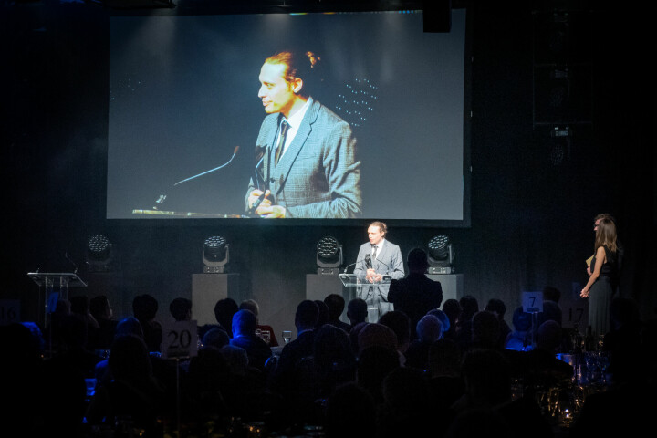 Federico Borella tar emot sitt pris på prisutdelningen av Sony World Photography Awards i London.
