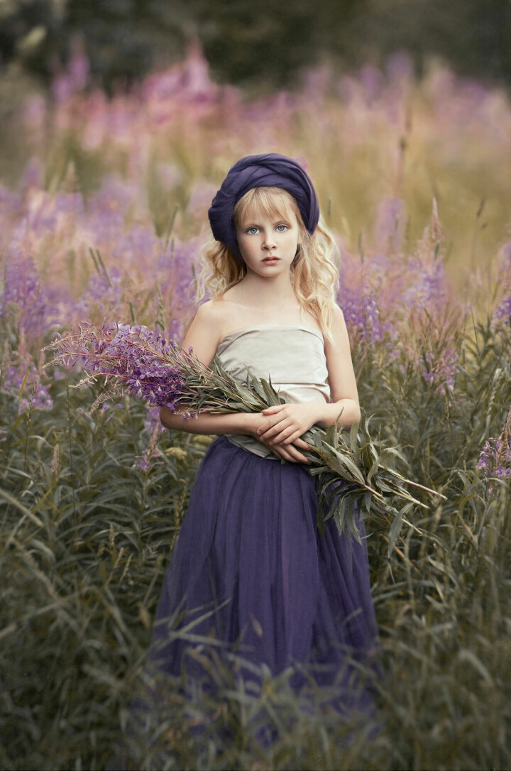 Barn: Guld med bilden ”Harvesting Beauty”. Modell: Kellie.