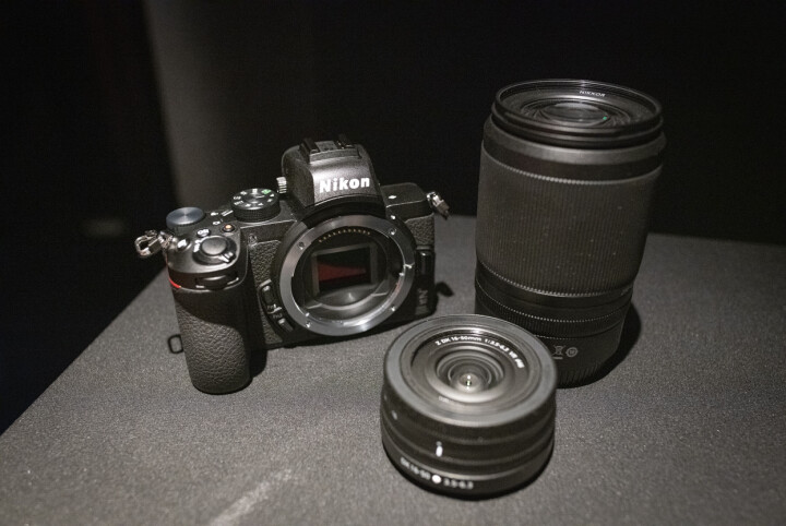 Nikon Z50 med de två nya DX-objektiven.