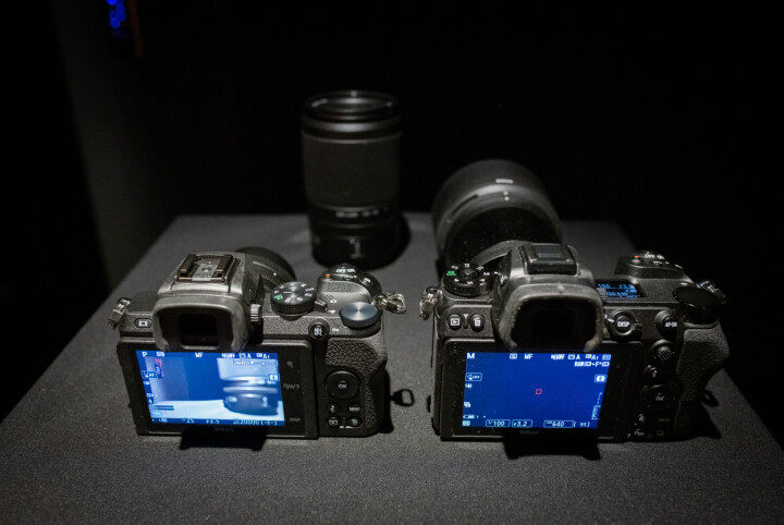 Nikon Z50 (vänster) vid Nikon Z7 (höger).