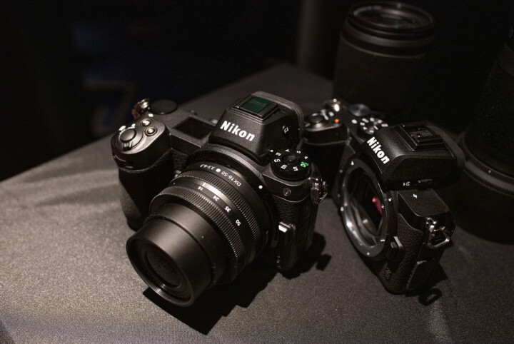 Nikon Z7 (vänster) tillsammans med nya Nikkor Z DX 16–50mm f/3,5-6,3 VR. Till höger syns Nikon Z50 utan objektiv.