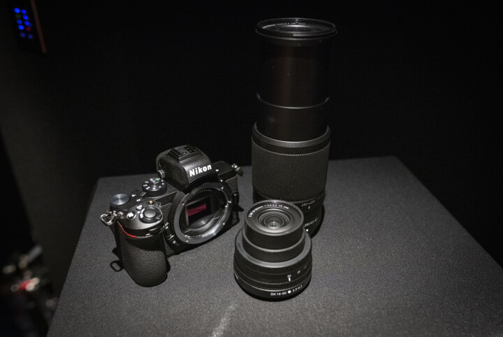 Här syns Nikon Z50 tillsammans med de två nya Z DX-objektiven, när de är justerade till sin längsta storlek.
