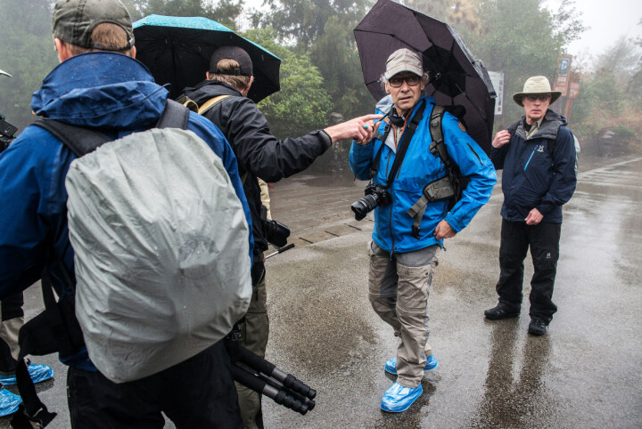 I Zhangjiajie har Claes Grundsten och flera andra i gruppen försett sig med kinesiska galoscher för att försöka hålla vätan ute. Första dagen bland »Avatar-bergen« bjuder på rikligt med regn.