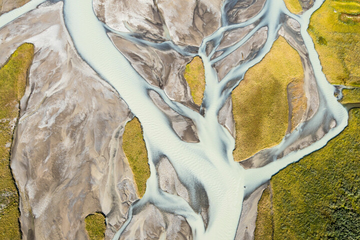 Flygbilder på ett floddeltas fantasifulla färger och former. Foto: Johan Hammar