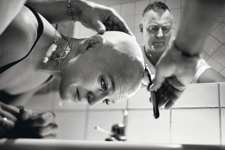 Pojkvännen Gunnar rakar Nadjas huvud, efter att håravfallet blivit alltför påtagligt.