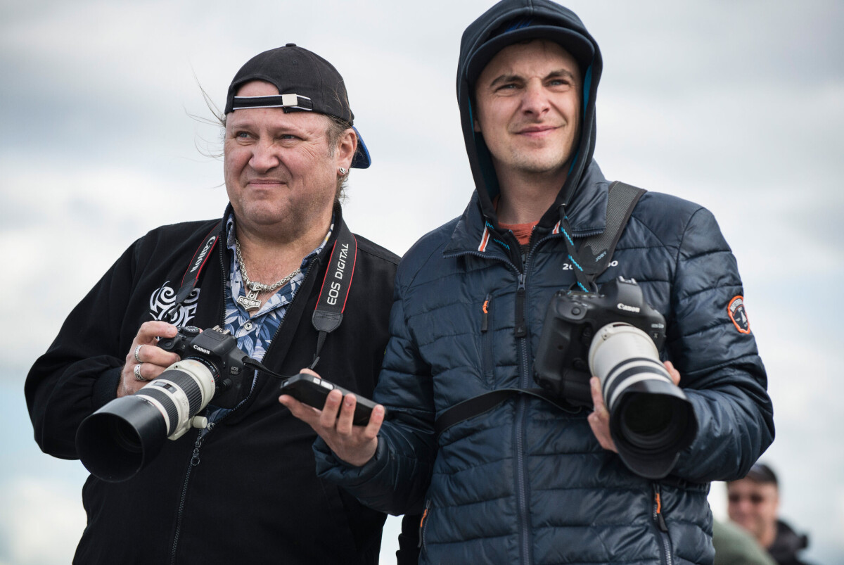 Owe Hanqvist och Andreas Eriksson har koll på vilka flygplan som är på ingång med hjälp av Flightradar24.