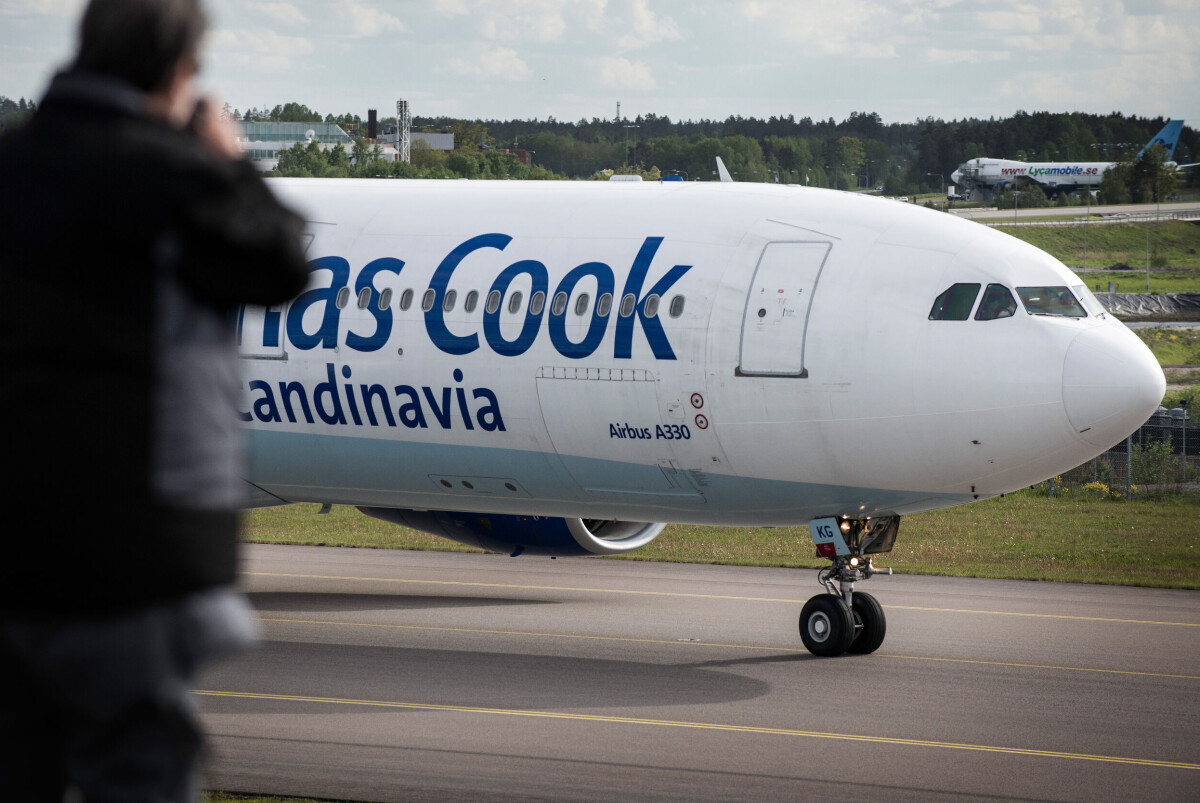 En Airbus 330 har landat på bana 19L, och är nu på väg till sin gate. Planet taxar förbi i närheten av gruppen med flightspotters och Janne Wästlund passar på att ta några bilder.