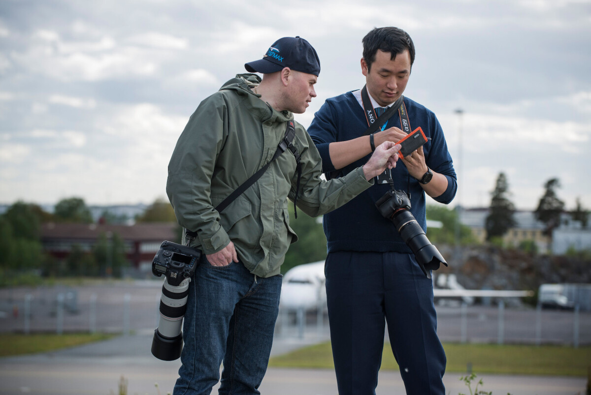 David Peacock undersöker vilken typ av minneskort Martin Ohlström använder. Martin, som arbetar på SAS, har precis slutat ett arbetspass och kopplar nu av med att fotografera flygplan.