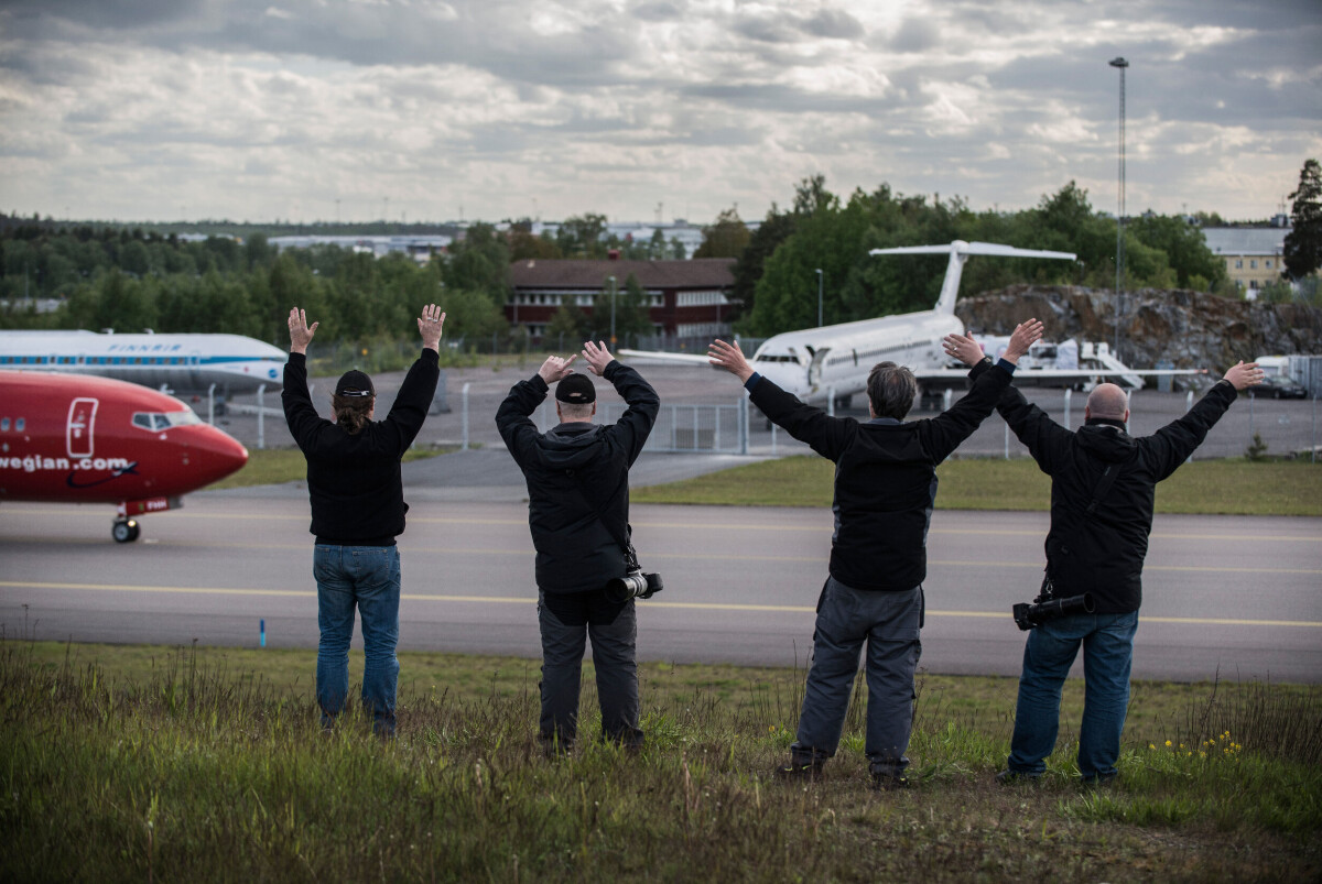 Stämningen bland Arlandas flightspotters är god och de hälsar även gärna glatt på resenärerna i ett flygplan som nyss har landat.