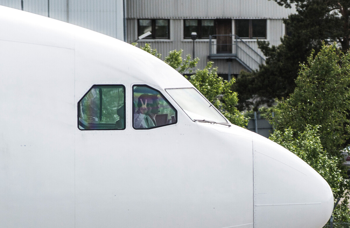 En del piloter tittar roat på den fotograferande folksamlingen och ibland hälsar piloterna. »De tycker väl också att det är kul och hoppas att de ska komma med på någon bild«, säger Janne.