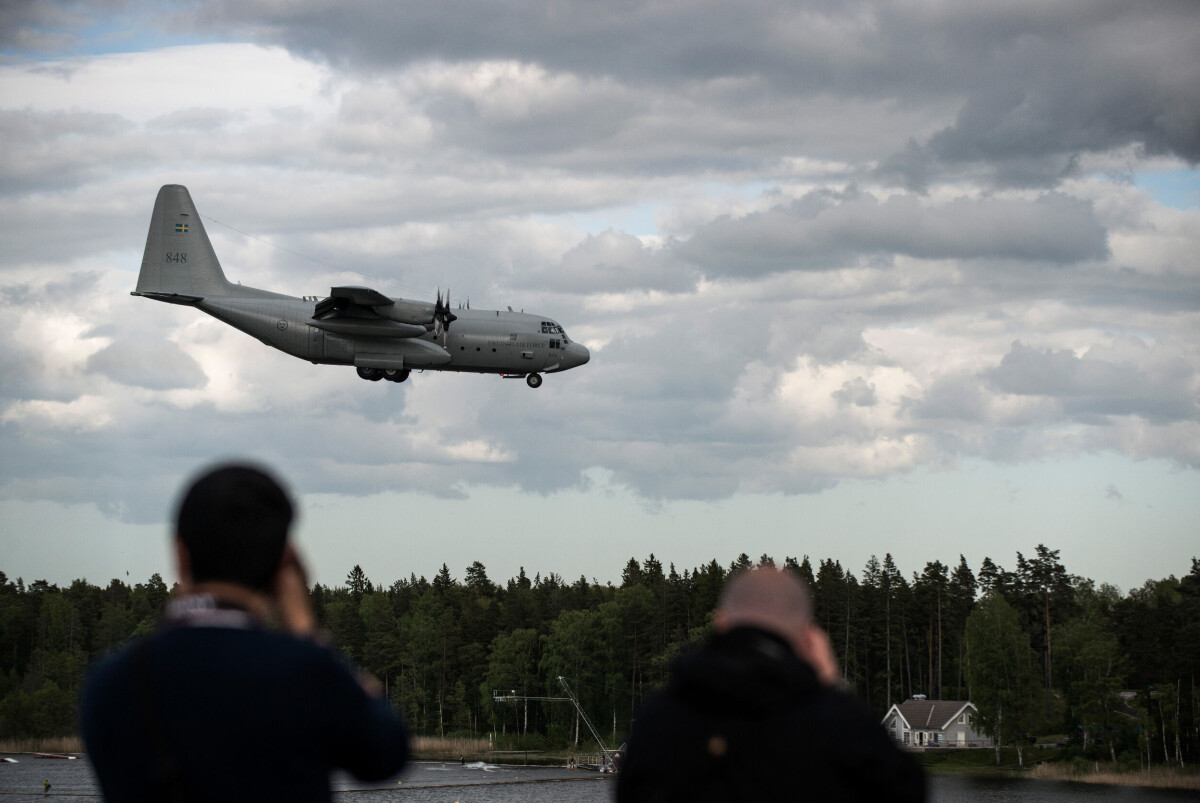 En av kvällens höjdpunkter är när ett Hercules-plan från Försvarsmakten landar. För en del flightspotters var det nästan större än att det kom en jumbojet från Indien.