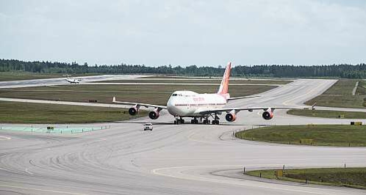Air India har landat med en Boeing 747. I planet sitter presidenten Shri Pranab Mukherjee.