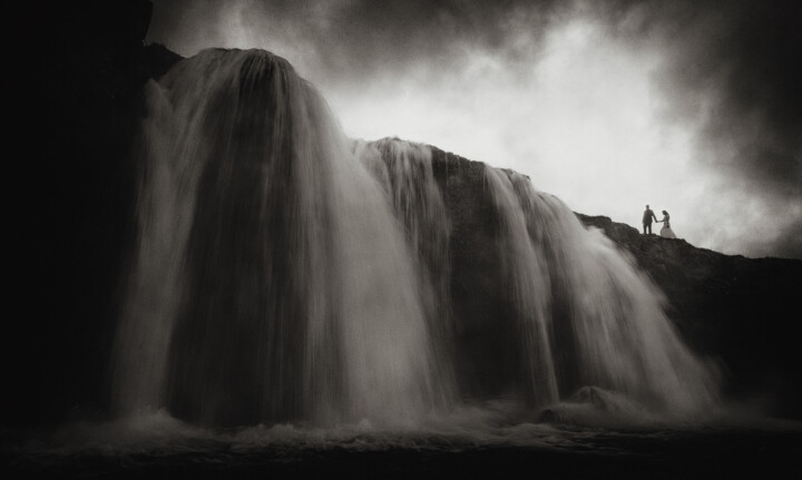 Grundarfjörður, Island. »Vi tog 50 bilder vid vattenfallet men det här blev den enda som funkade, tack vare parets position och kroppsspråk. Det krävdes tålamod för att sätta den.«
