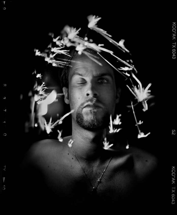 2002 hittade Thron en trasig tändare, med vilken han skapade det årets självporträtt. Foto: Thron Ullberg