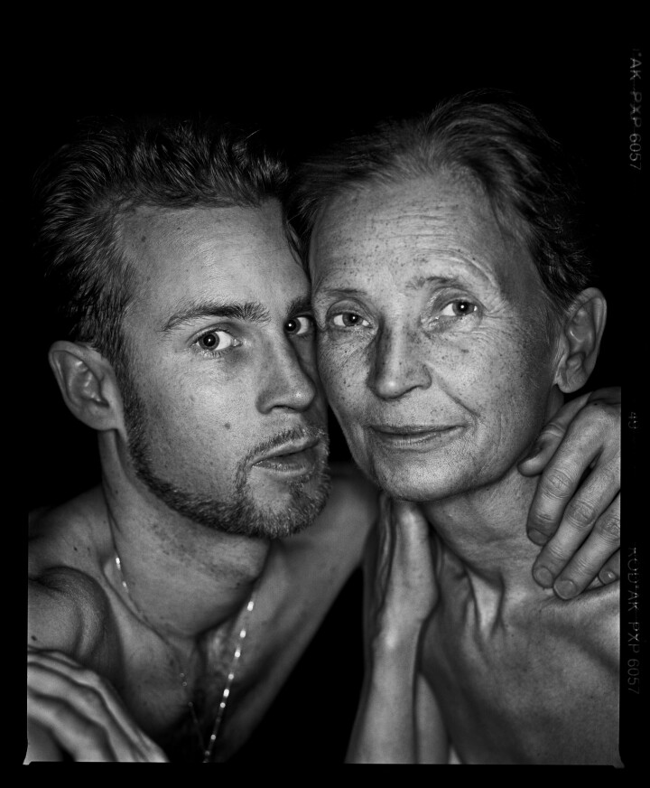 1998 tog Thron ett porträtt av sig själv tillsammans med sin mamma. Foto: Thron Ullberg