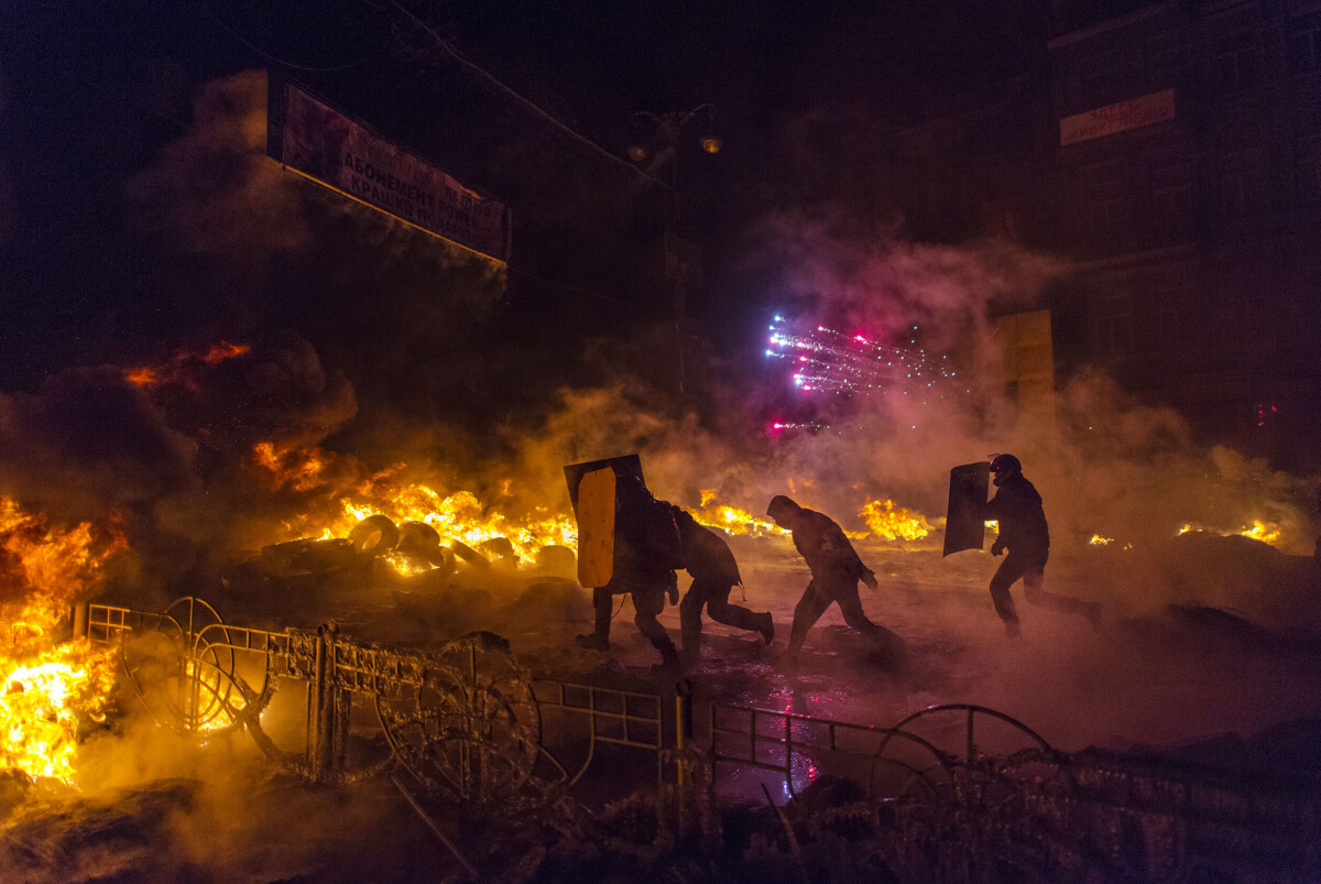 Den här bilden av bildjournalisten Christoffer Hjalmarsson utsågs till Årets bild 2015. I slutet av januari 2014 springer aktivister över det brinnande Självständighetstorget i Kiev. Revolten i Ukraina ledde till president Janukovytjs fall, men också till att högerextrema stärkte sina positioner.