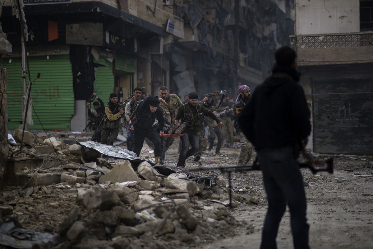 Staden Azaz i Syrien. När den arabiska våren nådde Syrien valde regimen att möta kravet på demokrati med våld. Det blev startskottet för en blodig konflikt som alltjämt tycks eskalera. Bilden vann 2013 andra pris i kategorin Årets nyhetsbild utland.