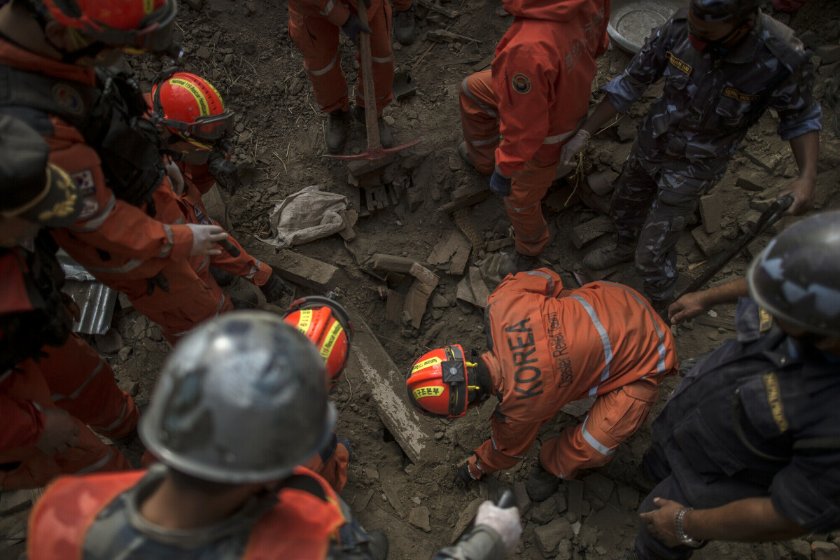 Nepal 2015. Utländska räddningsarbetare försöker rädda människor i rasmassorna efter den stora jordbävningen. Ett långt grävande leder till en upptäckt – en flickas fingrar med rosa nagellack sticker upp ur allt bråte.