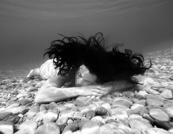 Jag ville få fram hur man kan känna sig som hemma på havets botten. Taget i Kalamata, Grekland med Hanli Prinsloo som modell. Foto: Annelie Pompe