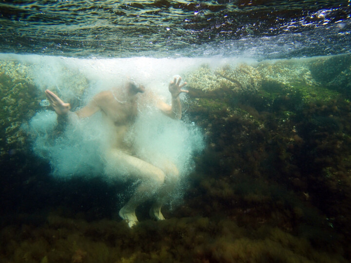En vän hoppade i vattnet och jag var beredd med kameran. Utanför Marstrand. Foto: Annelie Pompe
