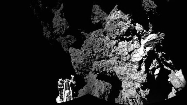 I bilden syns kometens yta men också ett av Philaes ben. Foto: ESA