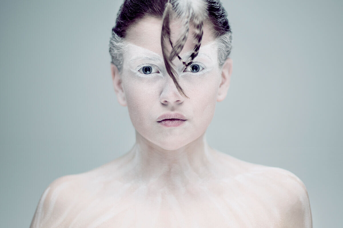 Lina gillar att vara kreativ på nätterna, då är hon ofta uppe och testar olika saker för att ta nya porträtt av sig själv. Foto: Lina Flodins