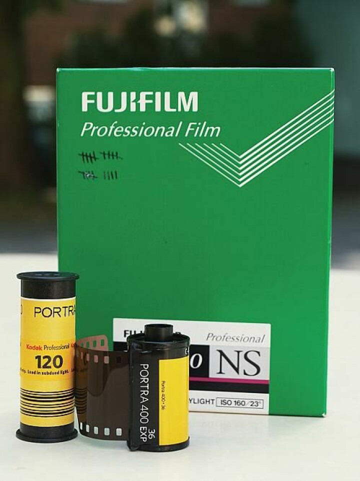 Film kommer i olika former. Småbild i kassett, mellanformat på rulle och 4x5-tum i kartong.