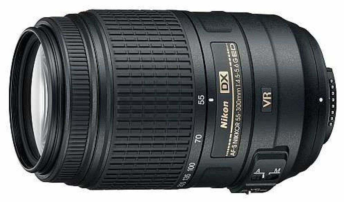 Den nya prisvärda telezoomen Nikkor AF-S DX 55-300/4,5-5,6G VR som ska klara av att kompensera skakningar motsvarande 4 stegs längre exponeringstid.