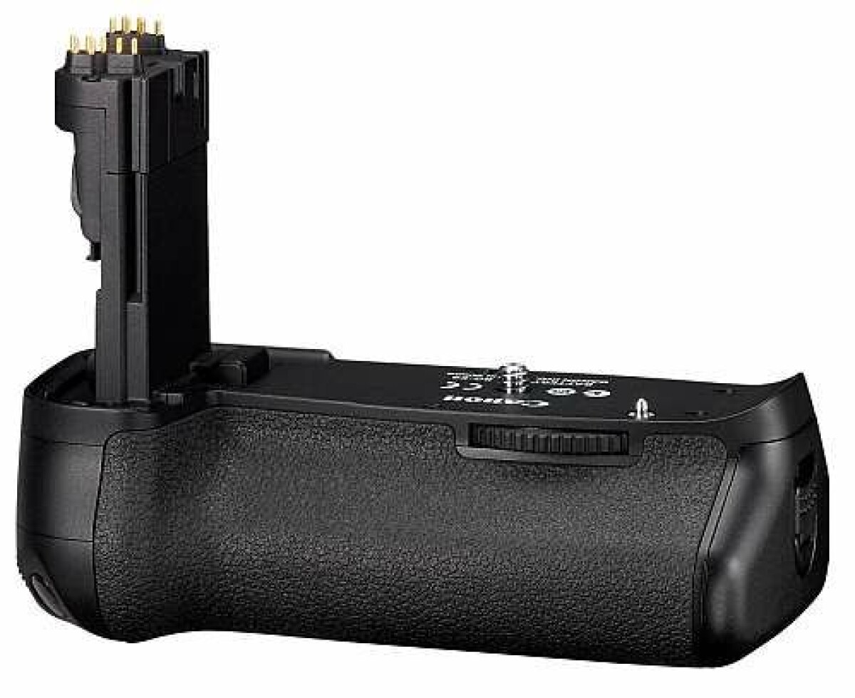 Batterigreppet BG-E9 har en annorlunda design än tidigare grepp. Designen är mer lik Eos 1D Mark IV med en tätad lucka på sidan och ett rejält vred. Batterierna BP-E6 skjuts in i en kassett.