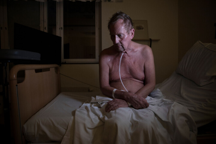Årets porträttbild 2021: Kenneth, 66, vårdas på Stockholms Sjukhem efter sviterna från sin corona. Han låg nedsövd i respirator i flera veckor och får nu lära sig att gå, andas, äta och våga sova igen. Foto: Niclas Hammarström