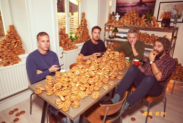 Retuscheriet firar kanelbullens dag. Från vänster Pontus Björkbacka, Jerry Hansas, Jon Norrgren och Justin Rubin.