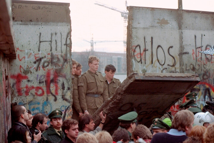 Gränsvakter i Östtyskland syns genom öppning i Berlinmuren i november 1989.