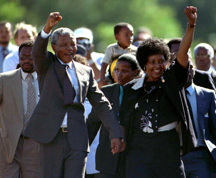 Nelson Mandela med sin dåvarande hustru Winnie i Kapstaden, 11 februari 1990. Mandela lämnar Victor Verster-fängelset efter 27 år i fångenskap.