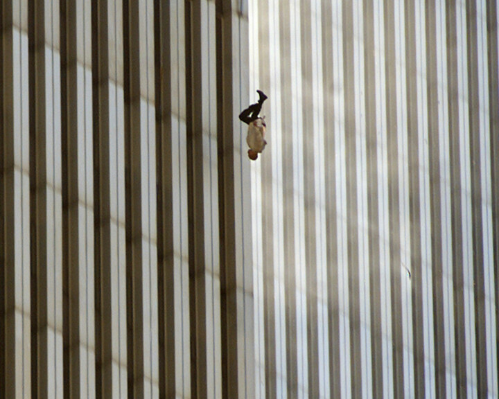 En person faller från World Trade Centers norra torn efter att terrorister med flygplan kraschat in i tvillingtornen, 11 september 2001. Foto: Richard Drew/AP/TT