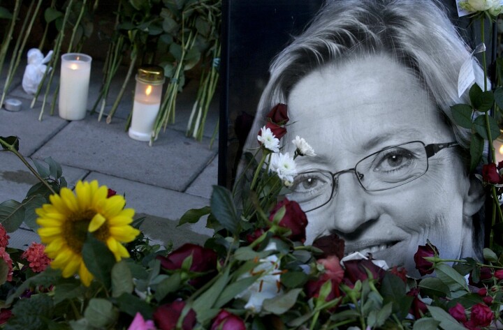 Många människor ville hedra utrikesminister Anna Lindh som knivmördades på varuhuset NK i Stockholm, september 2003.