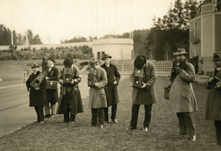 Pressfotografer vid ett idrottsevenemang på Slottsskogsvallen. Foto: Charles Carlson / Göteborgs stadsmuseum
