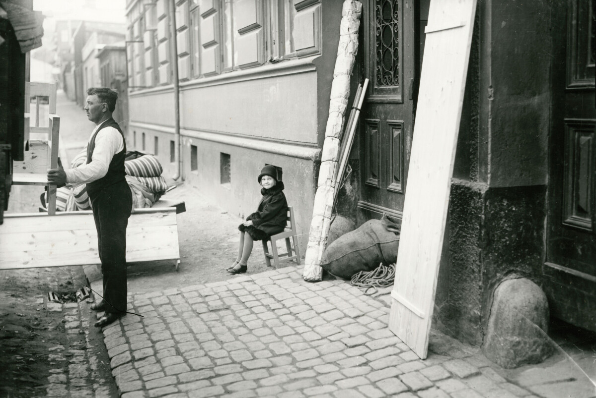 En familj i Olskroken packar sitt flyttlass efter att de blivit vräkta på grund av den hungerstrejk som många familjer deltog i under 1929. De strejkade för att hyrorna var för höga i förhållande till lägenheternas standard.