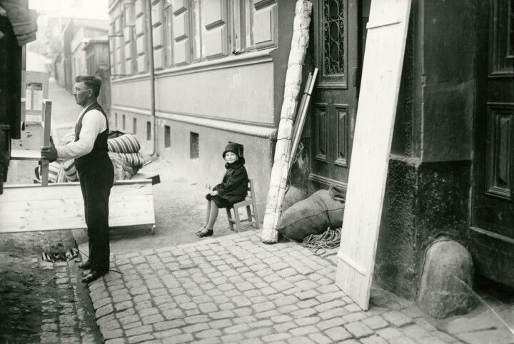 En familj i Olskroken packar sitt flyttlass efter att de blivit vräkta på grund av den hungerstrejk som många familjer deltog i under 1929. De strejkade för att hyrorna var för höga i förhållande till lägenheternas standard. Foto: Okänd / Göteborgs stadsmuseum