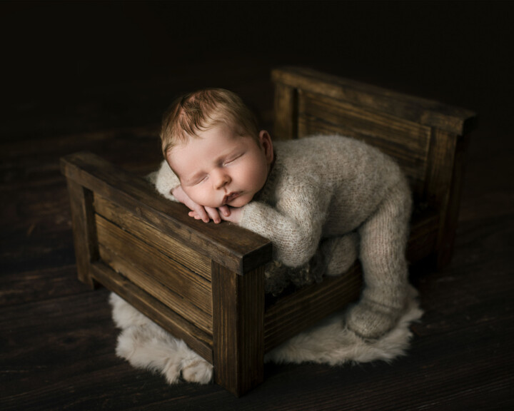 »Nyfödda bebisar är ofta inte på något jättebra humör när de väl är vakna, man vill ha dem sömniga«, förklarar Elin som fotograferar nyfödda när de är upp till max tre veckor gamla. Foto: Elin Stahre