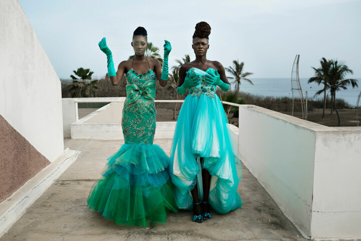 Modeller rättar till sina klänningar av det parisbaserade kamerunska modemärket Martial Tapolo Couture, innan en show på Hôtel des Almadies under »Dakar Fashion Week«, Senegal 2014. Foto: Per-Anders Pettersson