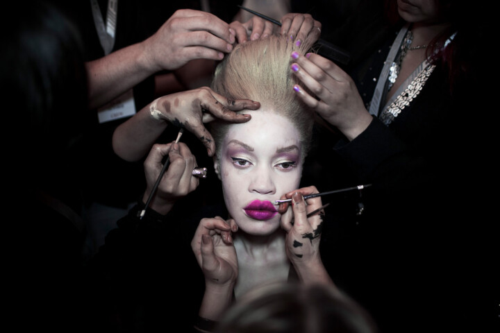 Den afrikansk-amerikanska modellen Diandra Forrest får make-up och sitt hår fixat innan en show under en modevecka 2012 i Johannesburg, Sydafrika.
