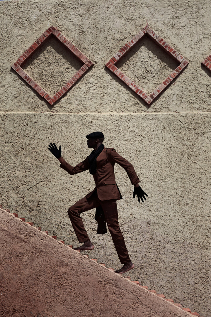 En modell poserar vid Hôtel des Almadies under »Dakar Fashion Week«, Senegal 2014. Foto: Per-Anders Pettersson